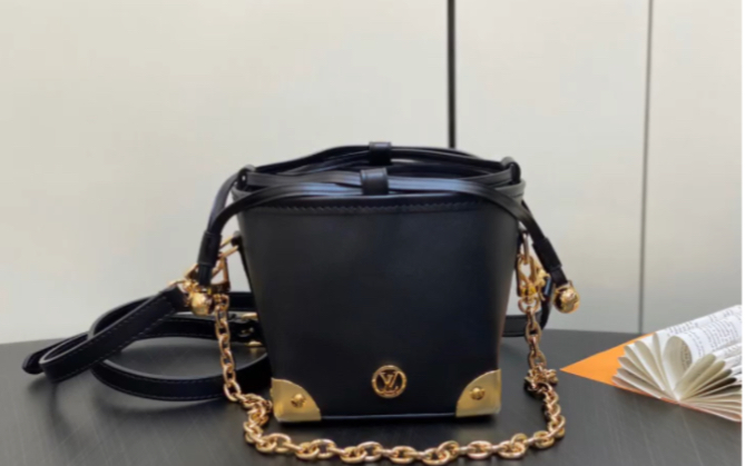 说一下高仿lvla路易威登m82886黑色 全皮迷你水桶包烧麦包系列 zjs jh