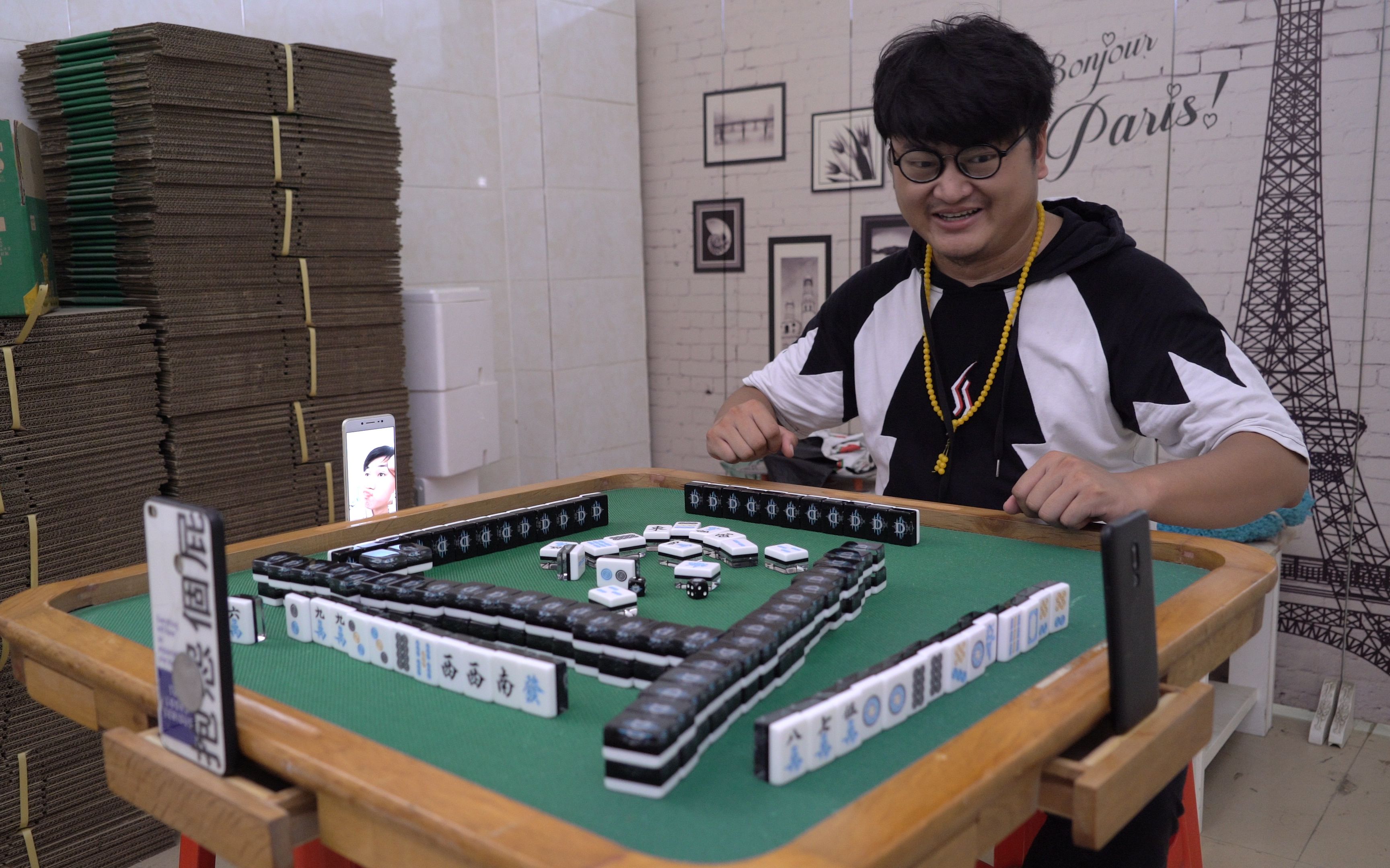 4人打麻将,三个视频通话,一个在现场,整个过程太搞笑了