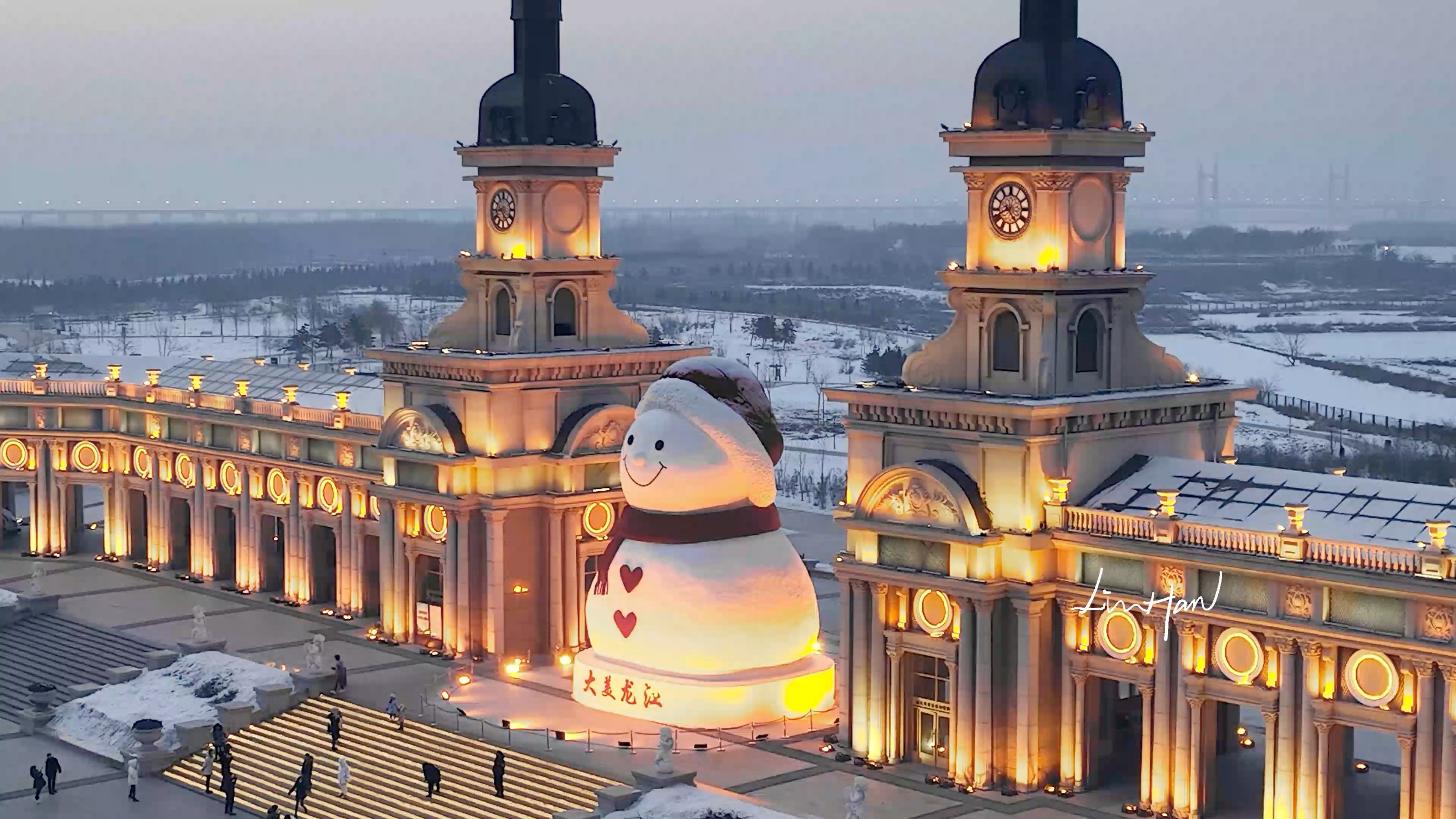 航拍丨哈尔滨松花江边音乐长廊雪人