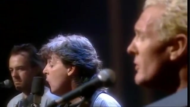 [图]Paul McCartney - And I Love Her (Live) @ Unplugged MTV 1991