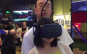 靓妹们玩VR游戏被工作人员疯狂占便宜「男人羡慕」的工作哔哩哔哩bilibili