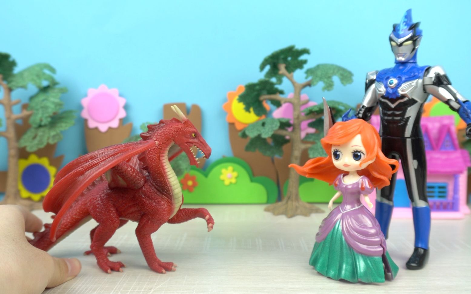 《熊妹玩具》火龙要吃掉公主,奥特曼来阻止它!