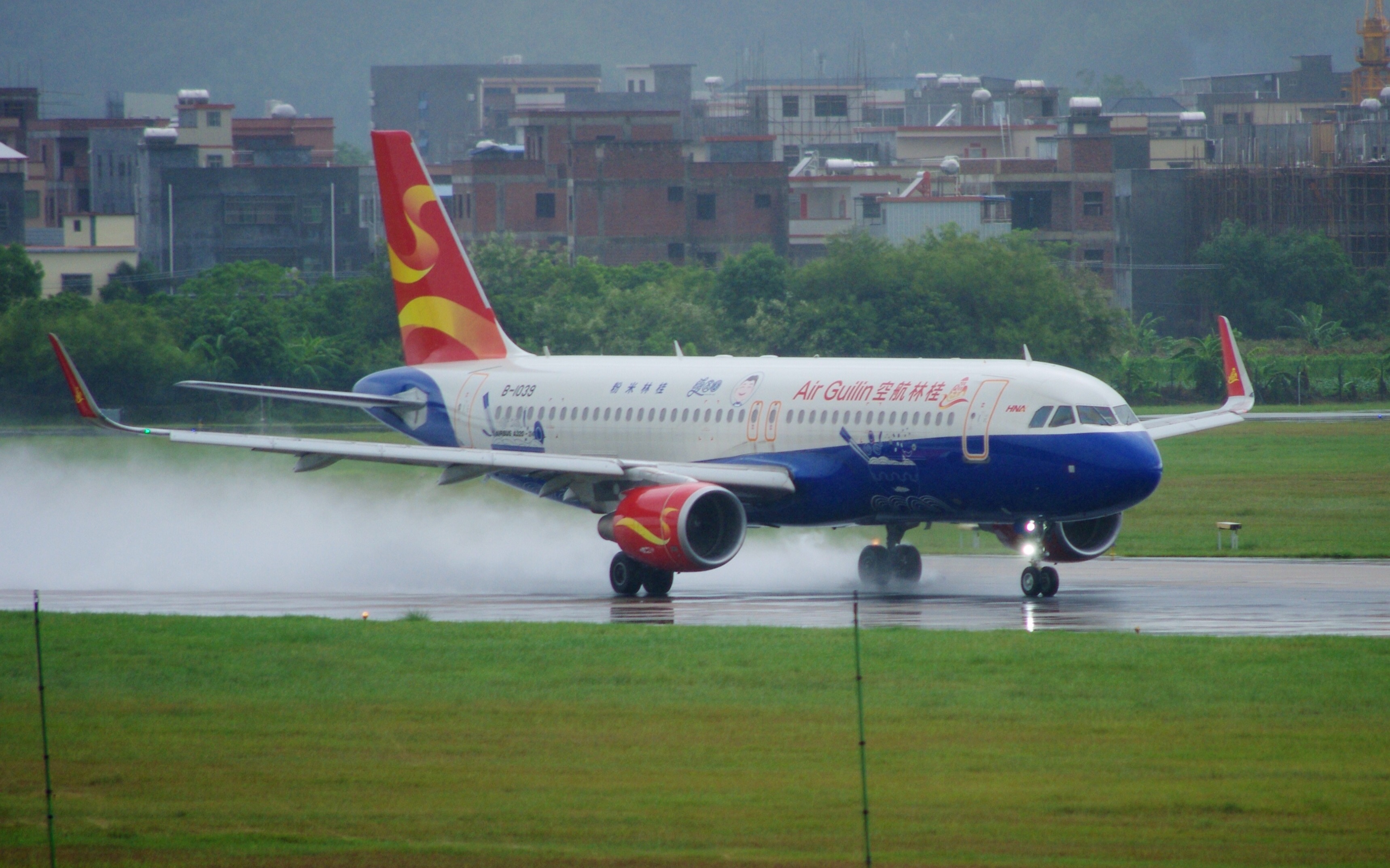 惠州机场桂林航空桂林米粉爽圆圆号b1039惠州机场吹水起飞