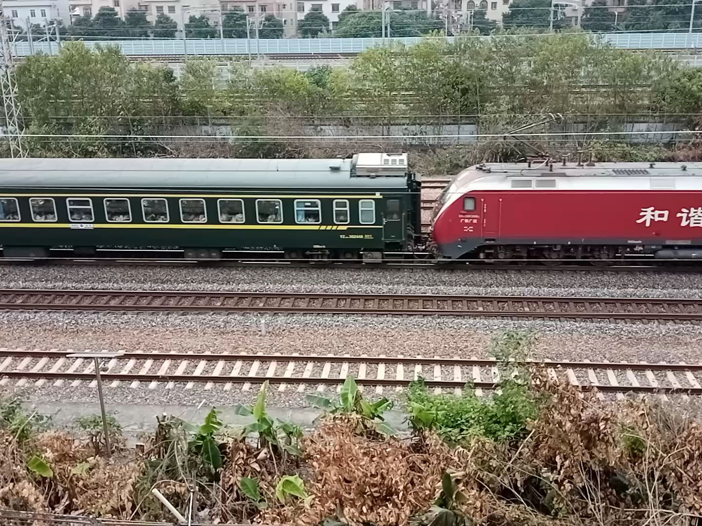 广铁广段hxd1d牵引k1656次列车从广州北站通过