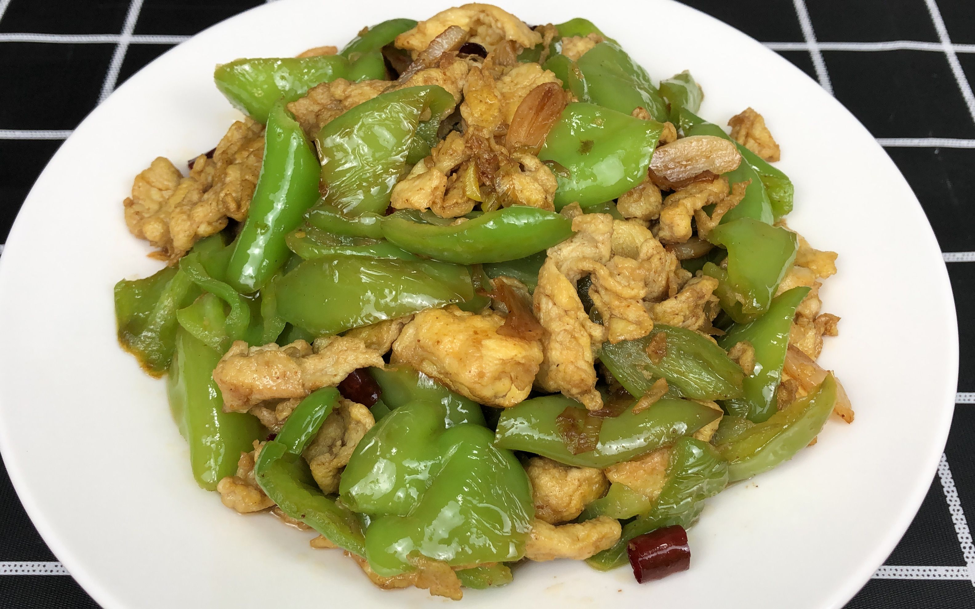 尖椒炒鸡蛋好多人第一步就错了,学会这个技巧,香辣过瘾下酒下饭