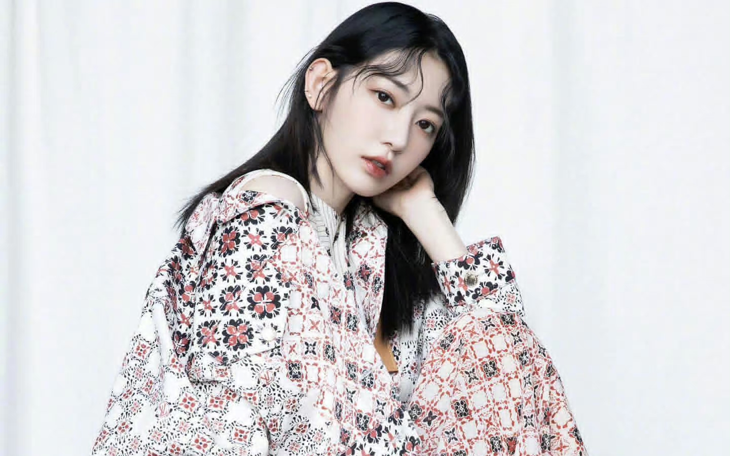 宫脇咲良ins更新,时尚消化力满分的小樱花!