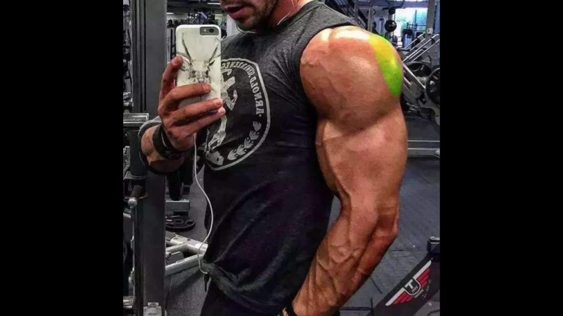 翻肩技巧之一三角肌中后束练成行走的衣架肩