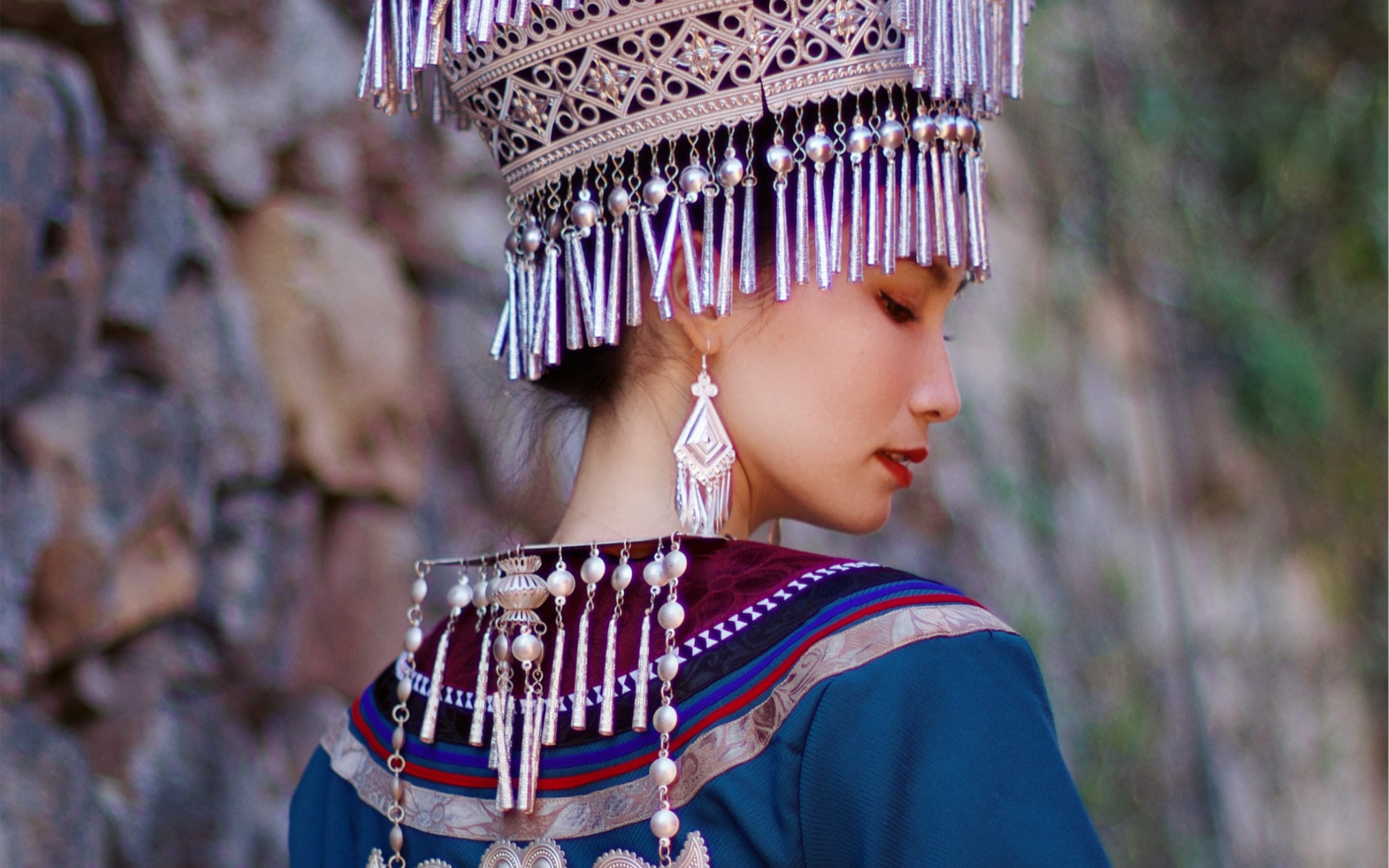 滇东南型彝族服饰图片
