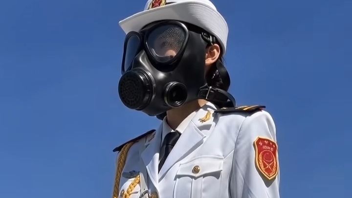 在宿舍带好防毒面具走向操场准备进行国护防护训练
