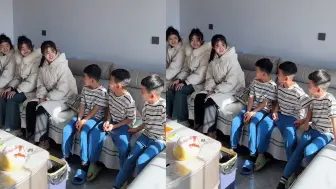 Descargar video: 三胞胎男孩遇到三胞胎女孩，6人对视大眼瞪小眼，男孩小动作亮了