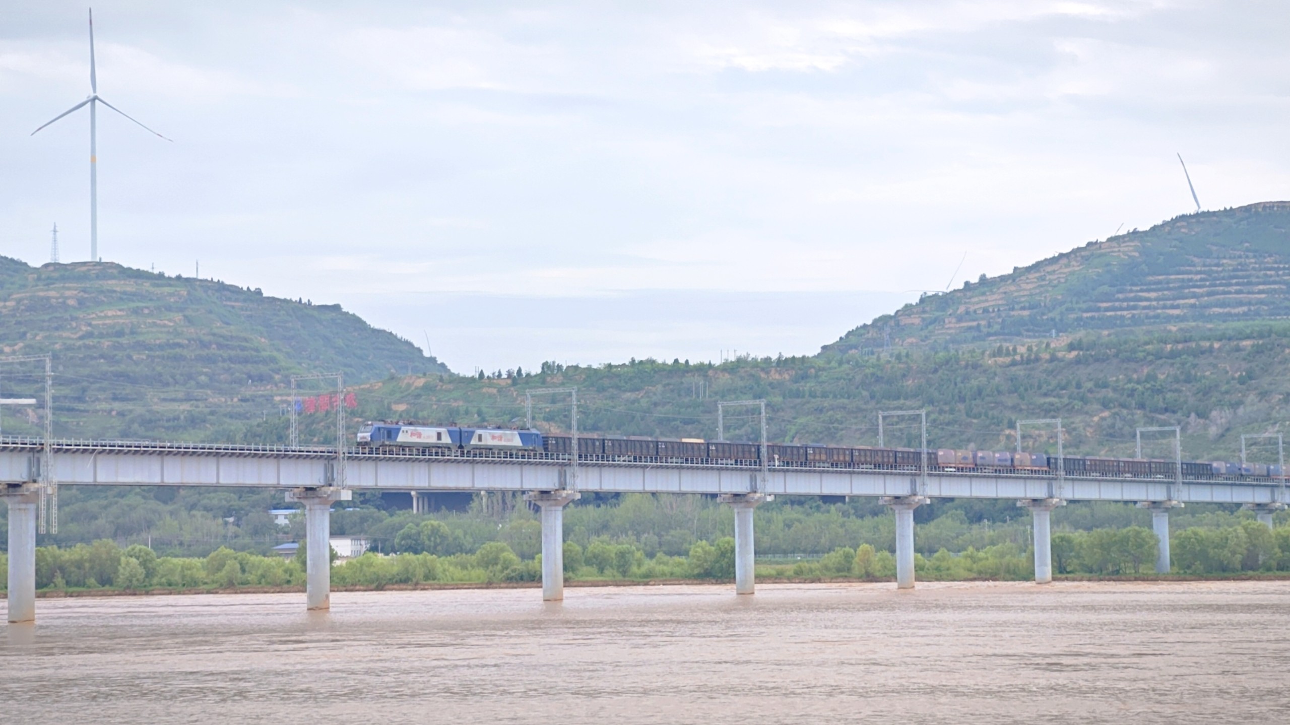 上行货列通过南同蒲铁路风陵渡黄河大桥