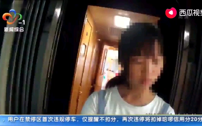 [图]15岁少女离家出走“找工作”，父亲气的撞墙自残