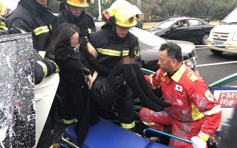 國內近期車禍合集 第二百五十九期 (奧迪女司機高跟鞋卡油門,橫衝直撞