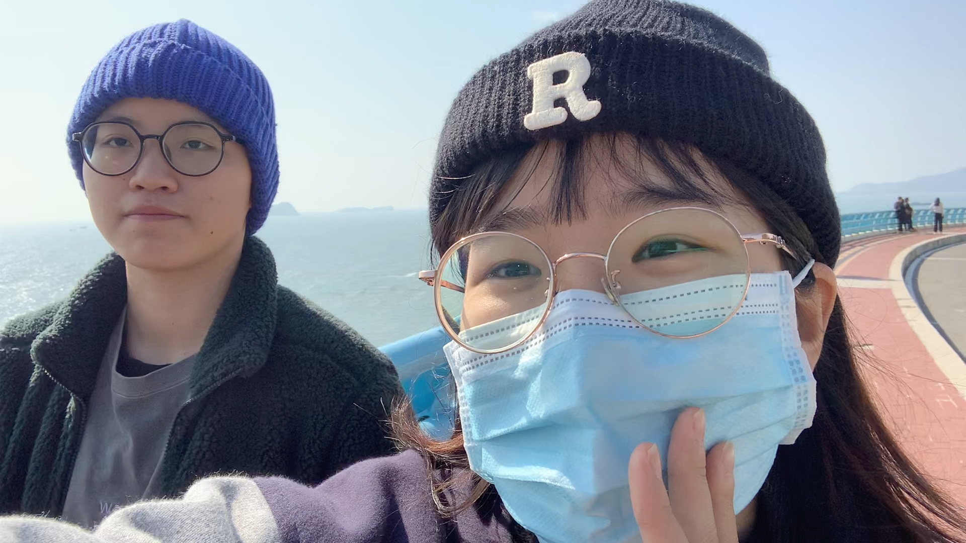 两个女生拍拖,最后她露出脑袋真是笑了