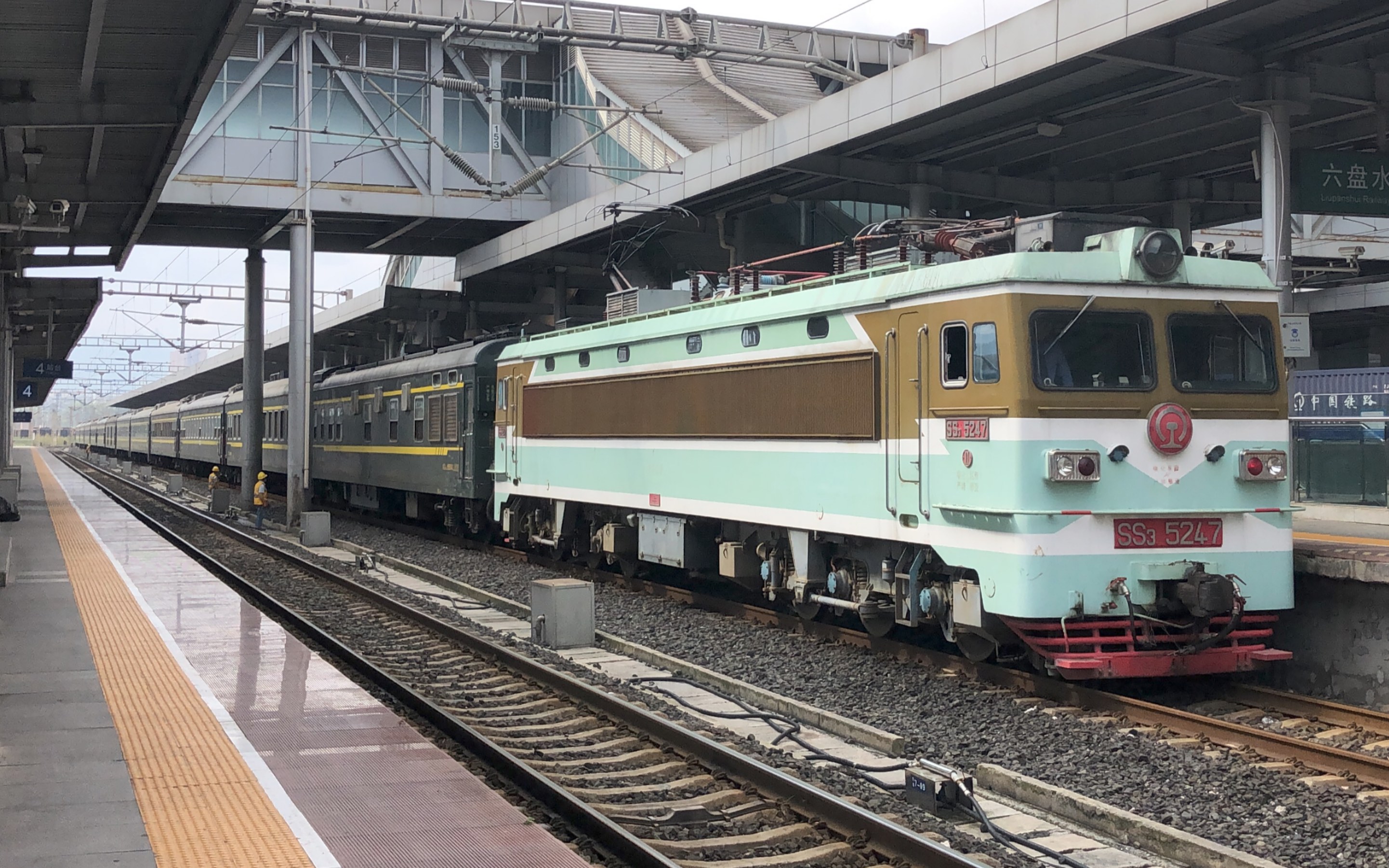 【韶山3拉客】客车5646次本务ss3-5247六盘水站进站_哔哩哔哩 (゜-゜)