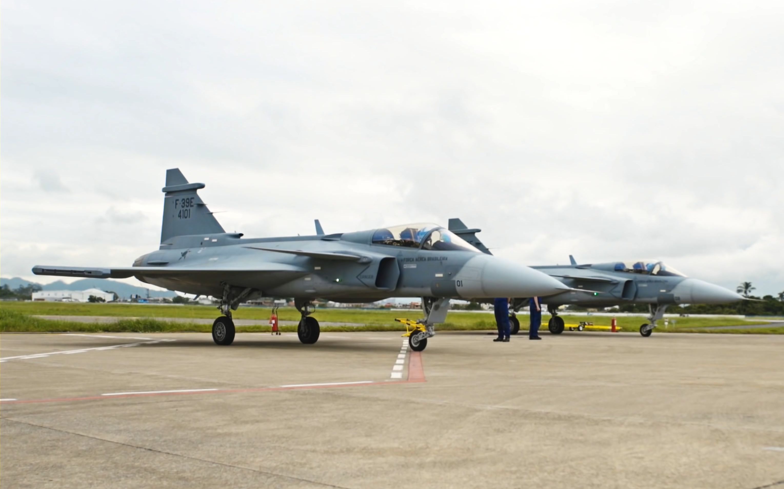 巴西空軍f-39e戰機由納韋甘特斯機場飛往巴航工業加維昂·佩索托鷹獅