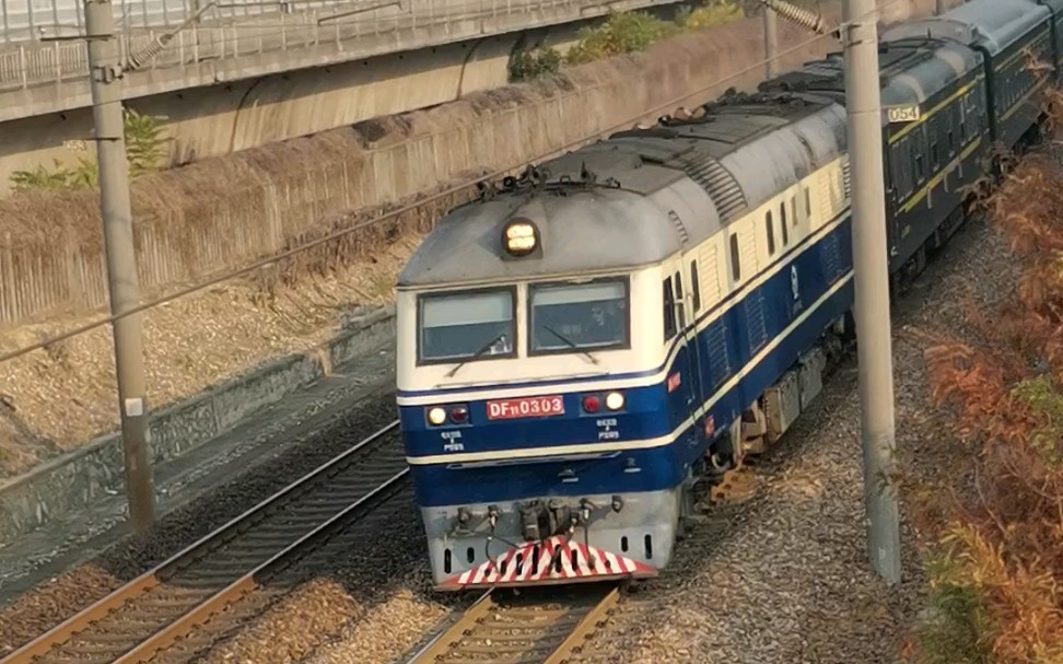 電氣化鐵路上的內燃機,上局寧東段df11 0303牽引k782次列車出蘇州站