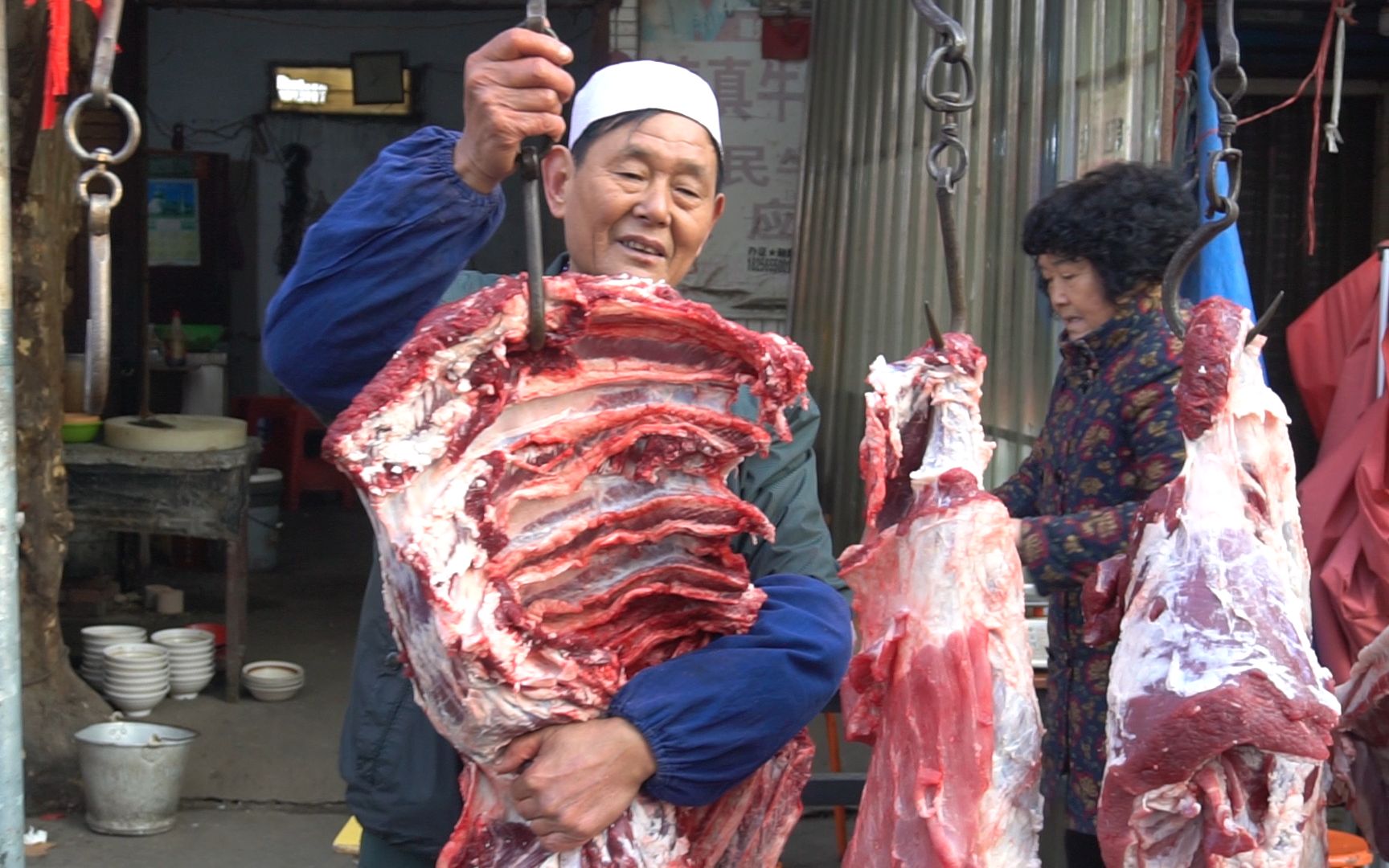 安徽淮南,七十岁大叔摆摊卖牛肉汤,8块钱一碗顾客就着一斤白酒