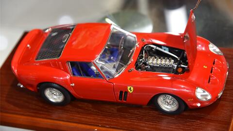 2023 中国模型展!Kyosho 1:18 合金全开Ferrari 250 GTO 装饰板样品_哔