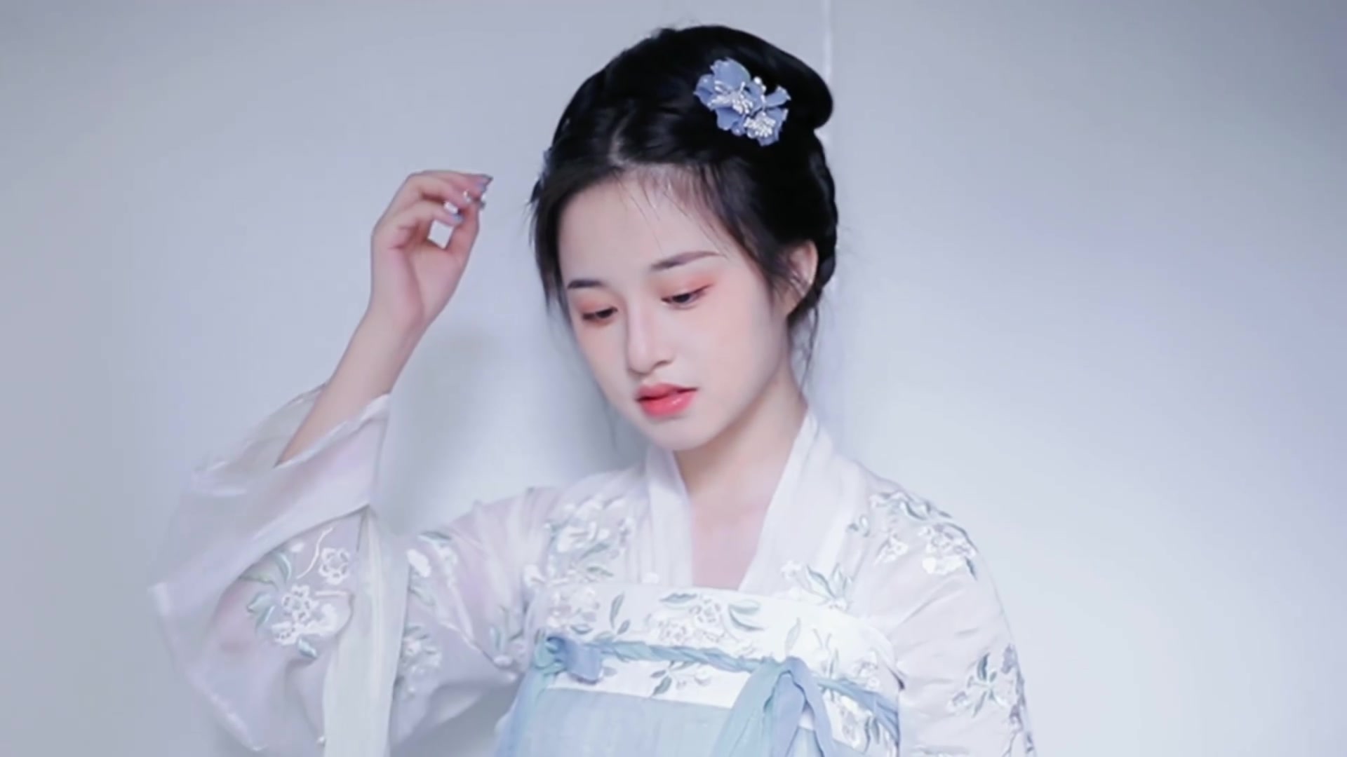 严屹南绝美古装,回眸一笑百媚生