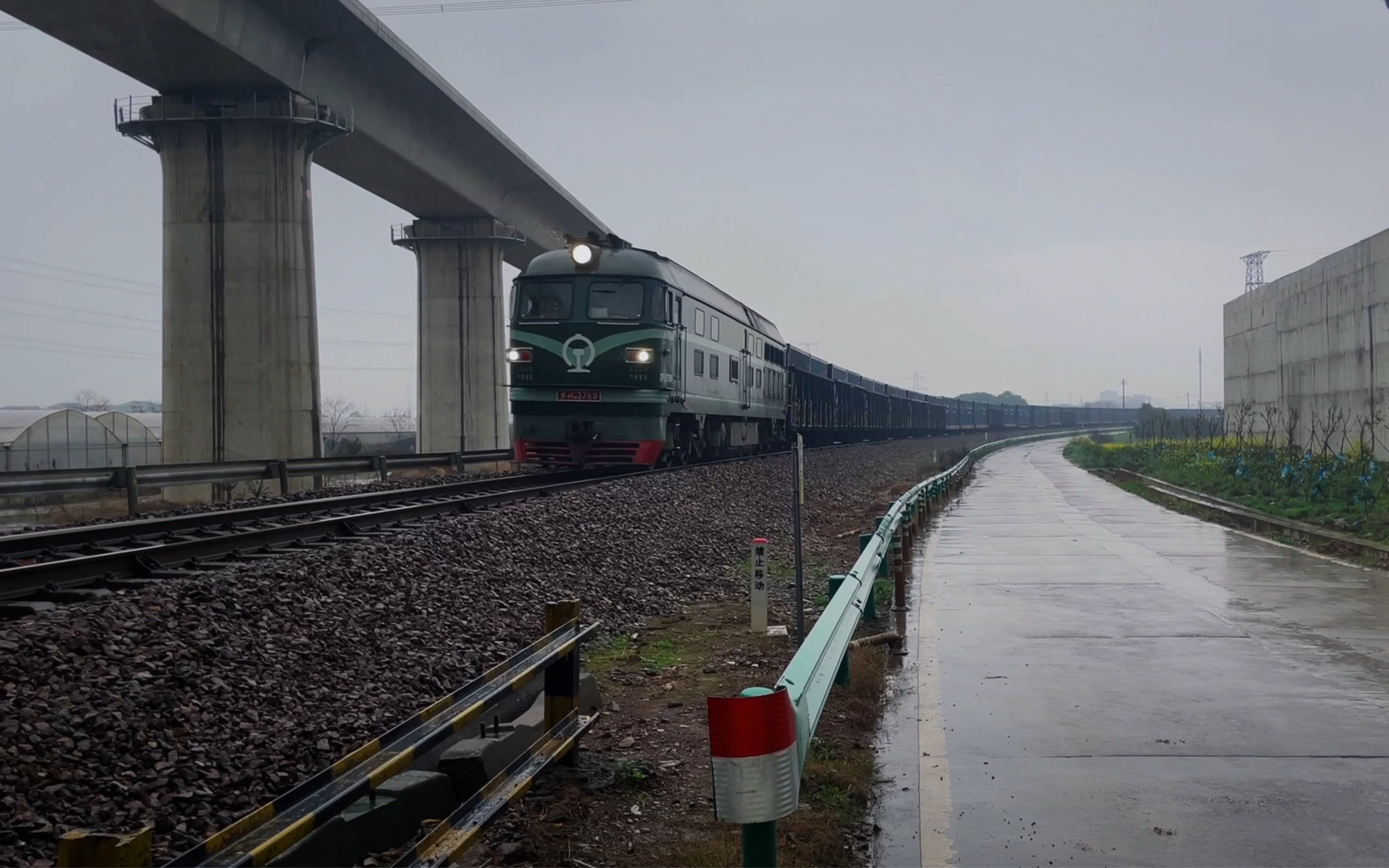 由于45206次列车超重515.4吨,达到4315.4吨而且还是下雨的,所以值班员和调度联系功塘至金东区间一路通机外不能停45206换长70.1到金华东站哔哩哔...