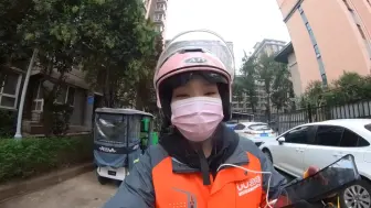 Tải video: 女up主做跑腿骑手！太简单了，我怎么越跑越兴奋？