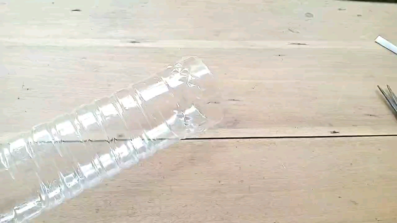 用塑料瓶制作菜园浇水神器1
