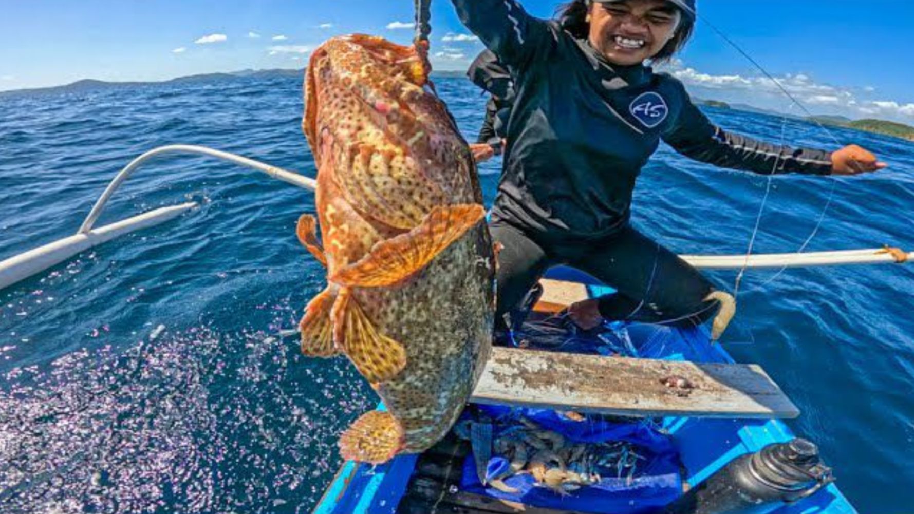 国外赶海深海钓鱼,渔民用手盘挂锥形饵兜抓老虎斑,大家了解一下