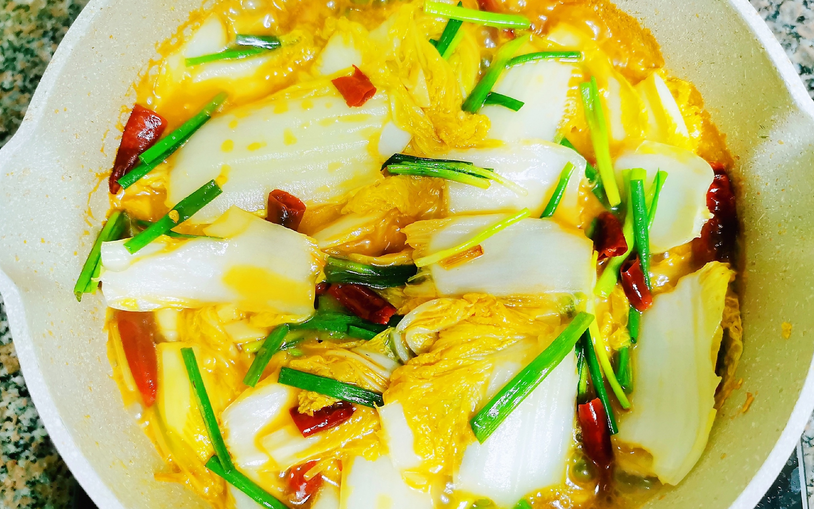 酸溜白菜怎么炒清爽解腻,原来做法有诀窍,口感爽脆又多汁