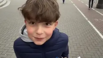 当你在街上投喂陌生小孩
