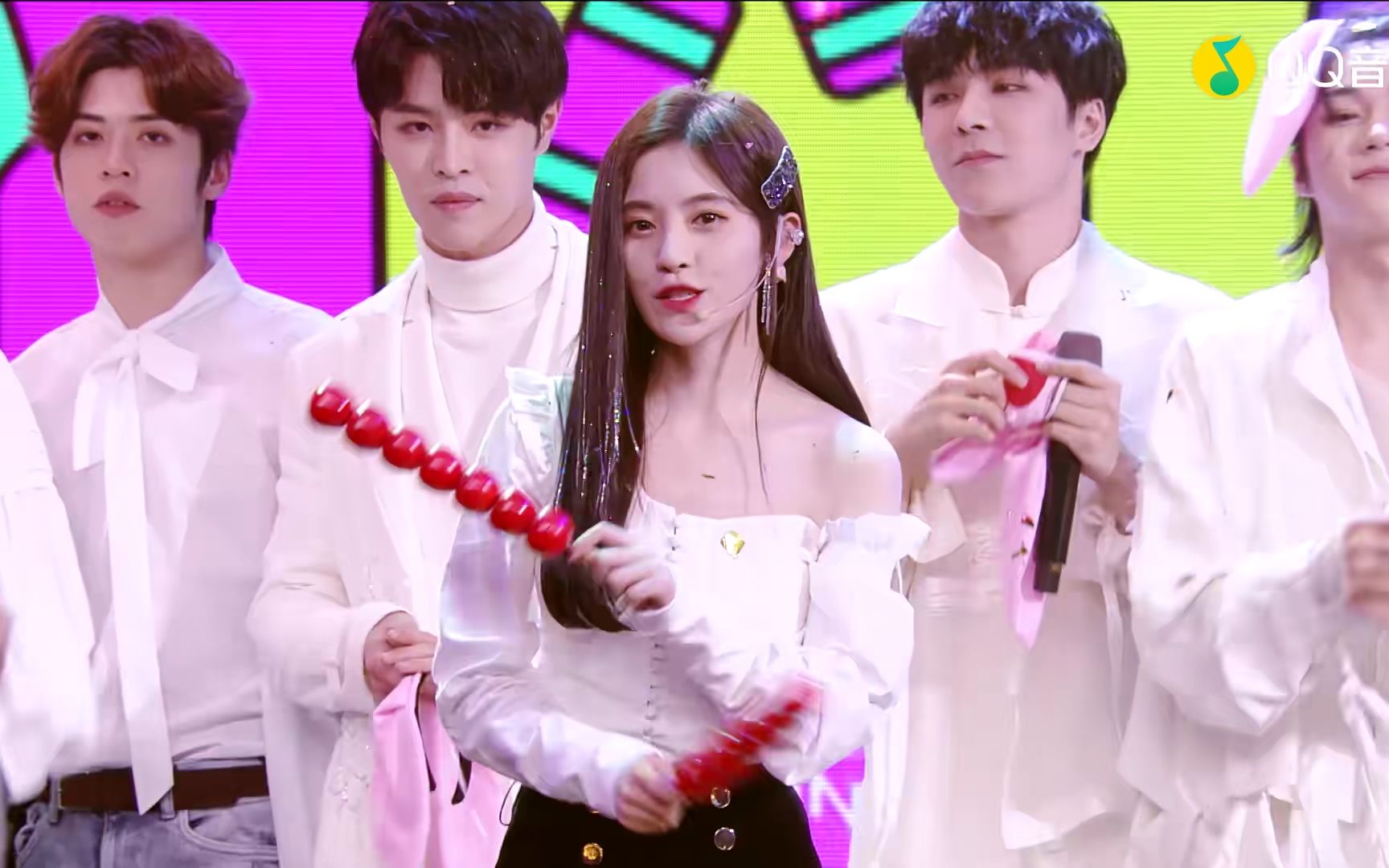 鞠婧祎-一位安可舞台解锁成功:鞠婧祎拿冰糖葫芦跳《红昭愿》 (饭制版