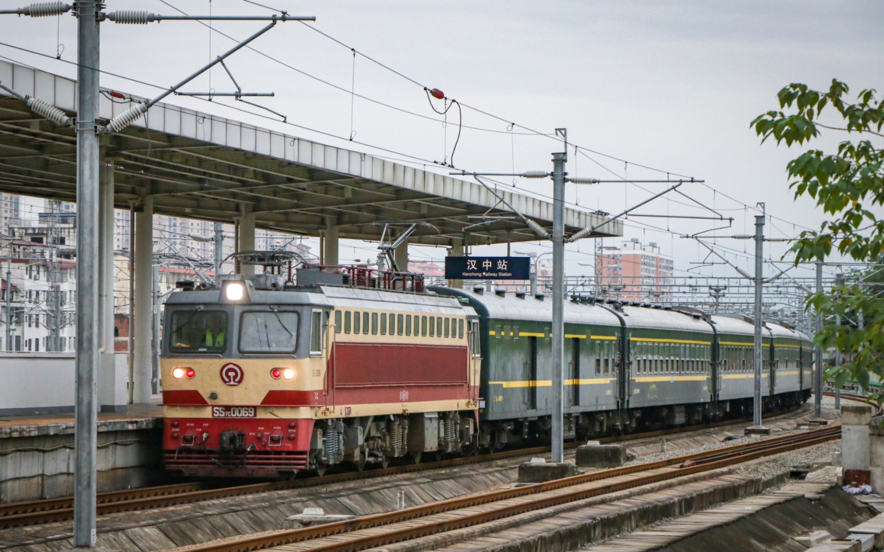 【阳安铁路】西局西段ss7c-0069牵引8362次(徐家坪——汉中)终到汉中