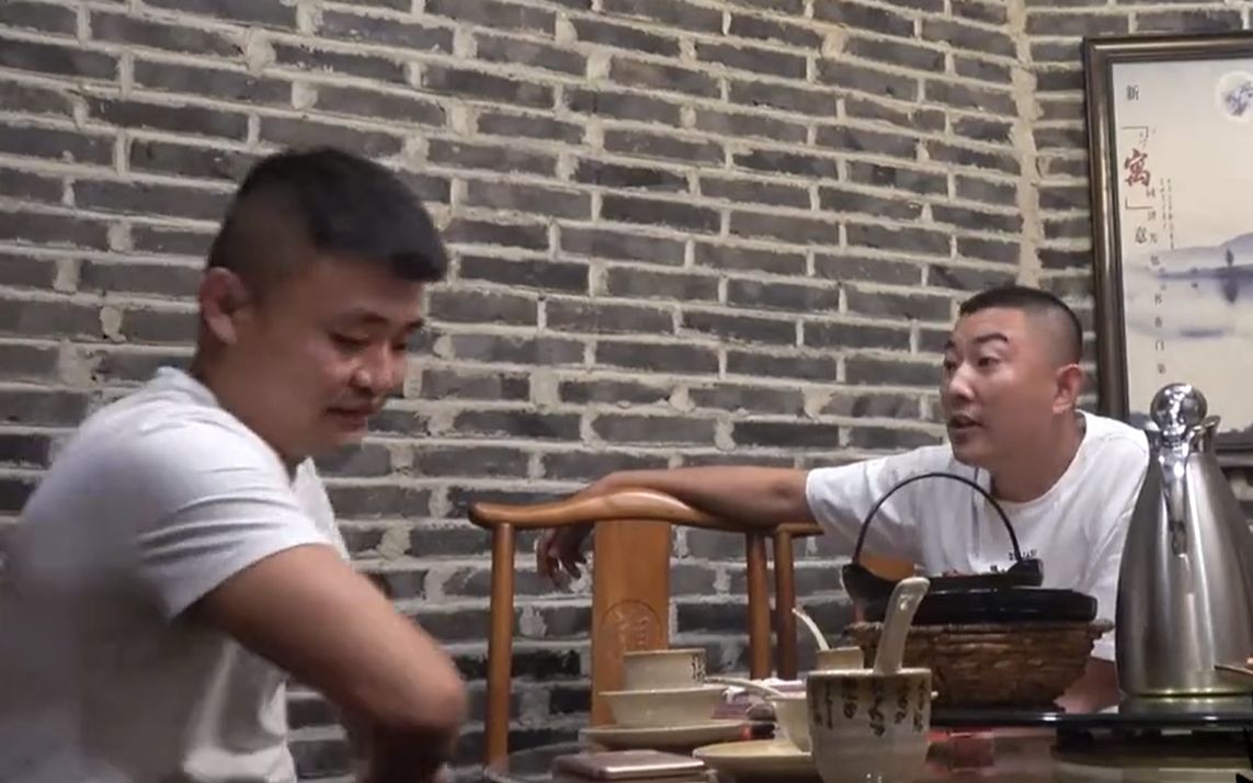 宽哥回来了?梁哥兄弟霸气赴宴,黑心老板如数归还!