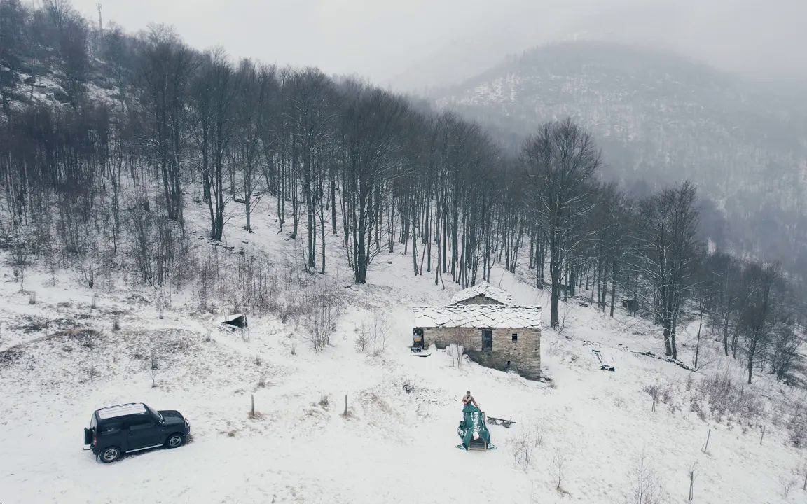 [图]阿尔卑斯山上的小屋来了一群不速之客，在黑暗中边欣赏月色边聆听狼的呼唤！