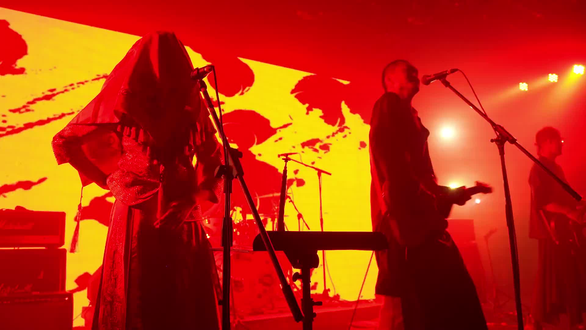 枯木逢椿背光而生这支乐队叫做椿摇滚音乐现场livehouse