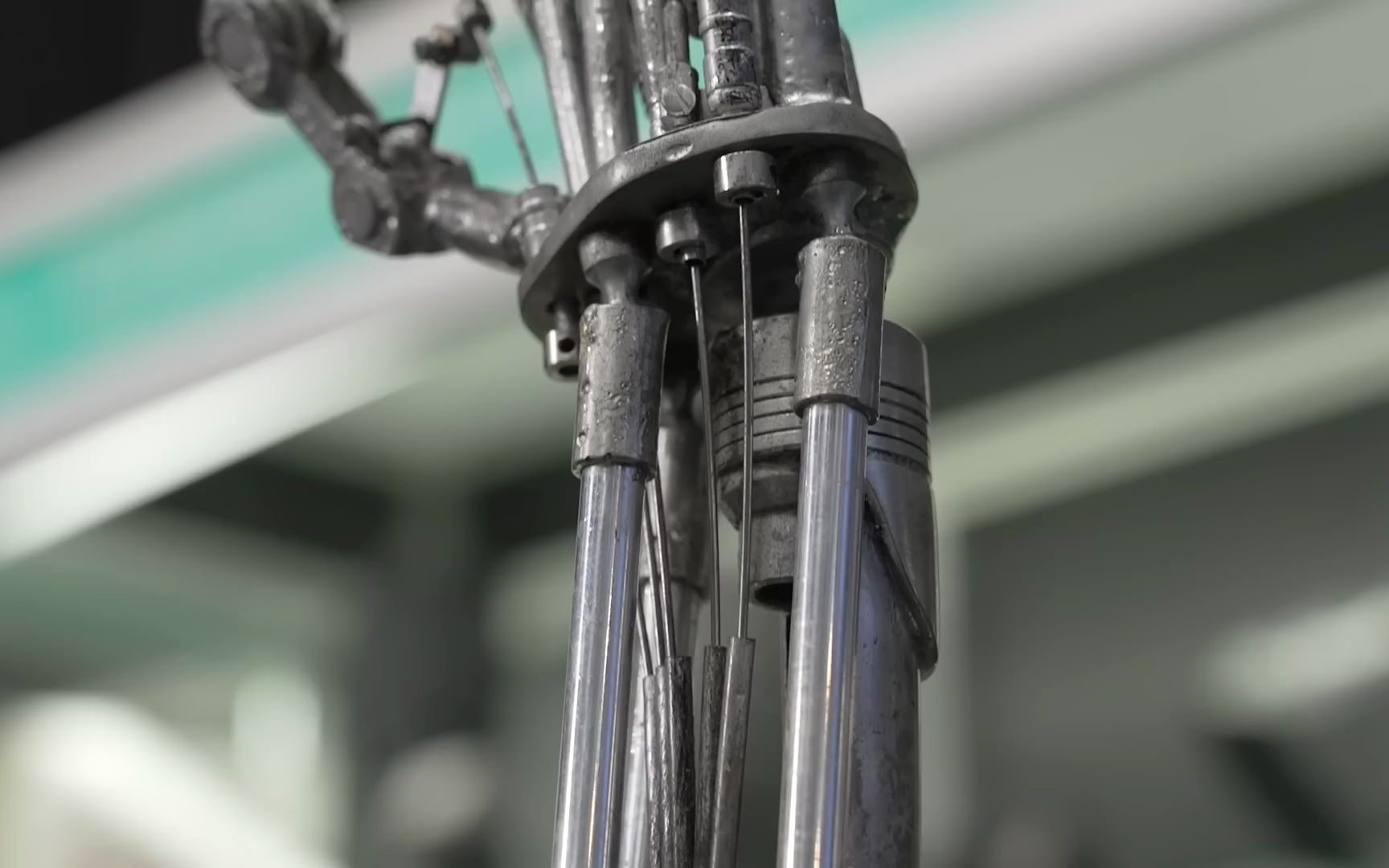 观赏终结者t-800骨骼手臂!