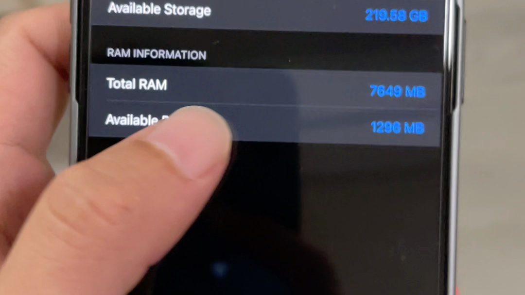 iPhone15pro Max运行内存是多大?果然是8GB,普通版预计到iPhone17也会上8GB内存,iPhone18估计会上16G内存哔哩哔哩bilibili