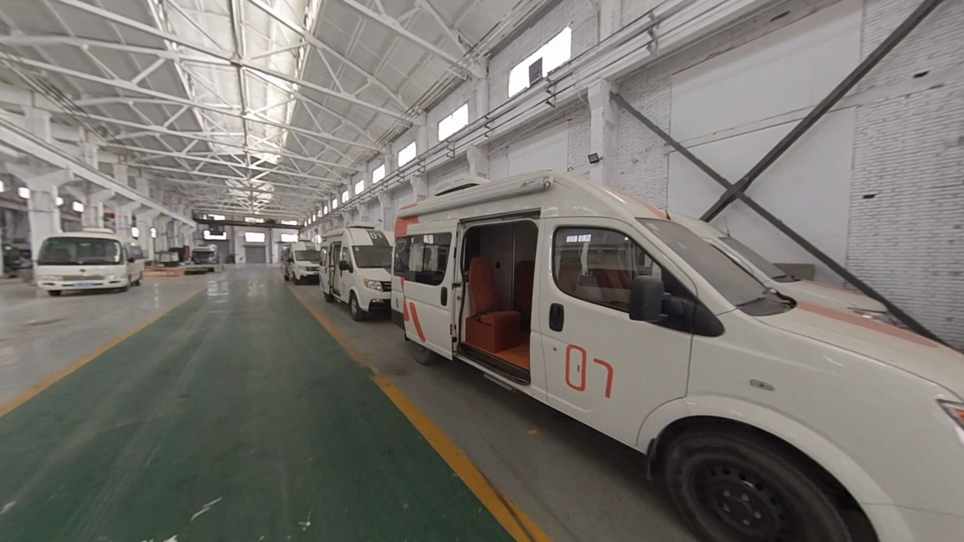 妹子开房车去改装,西安竟然有上规模的房车制造厂,好多房车啊_哔哩