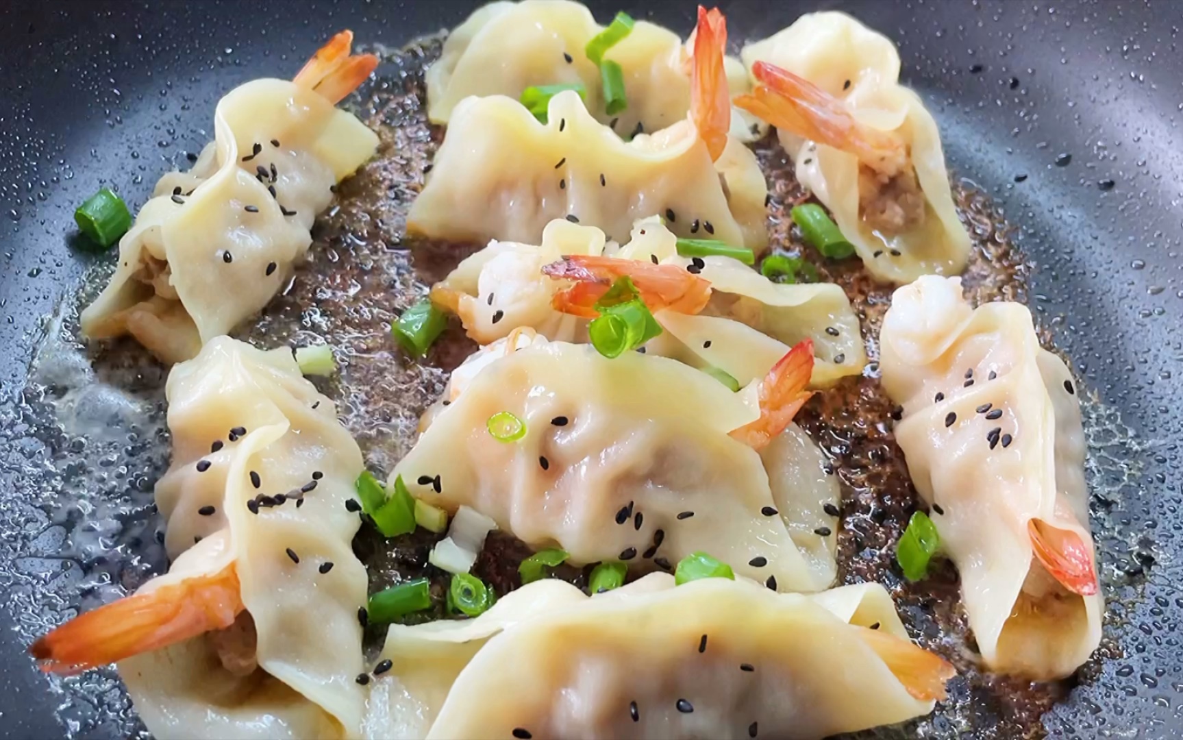 脆皮鲜虾锅贴,酥酥脆脆爆好吃,把一整颗虾仁包进锅贴里,酥脆爆汁!