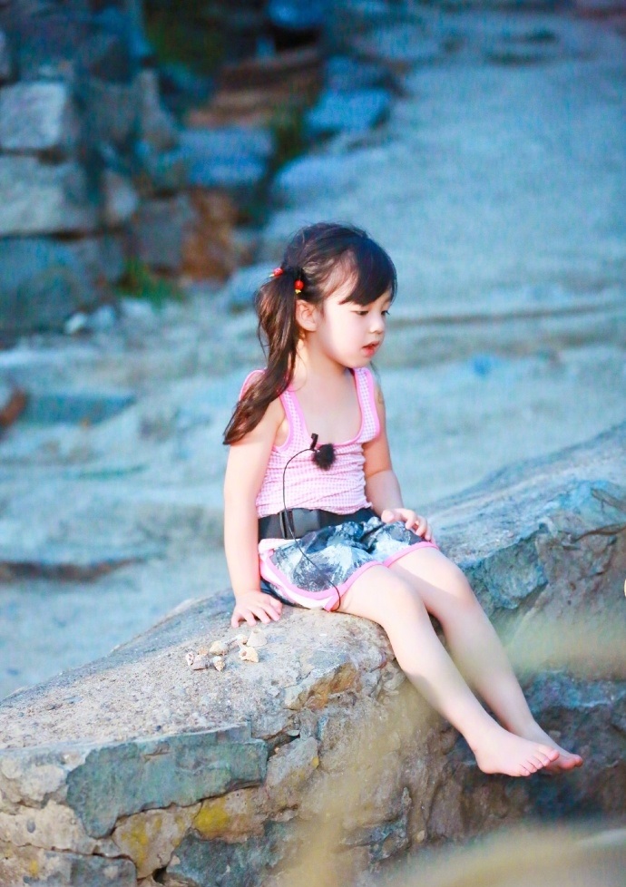 小泡芙变"神力女超人" 在机场奔跑