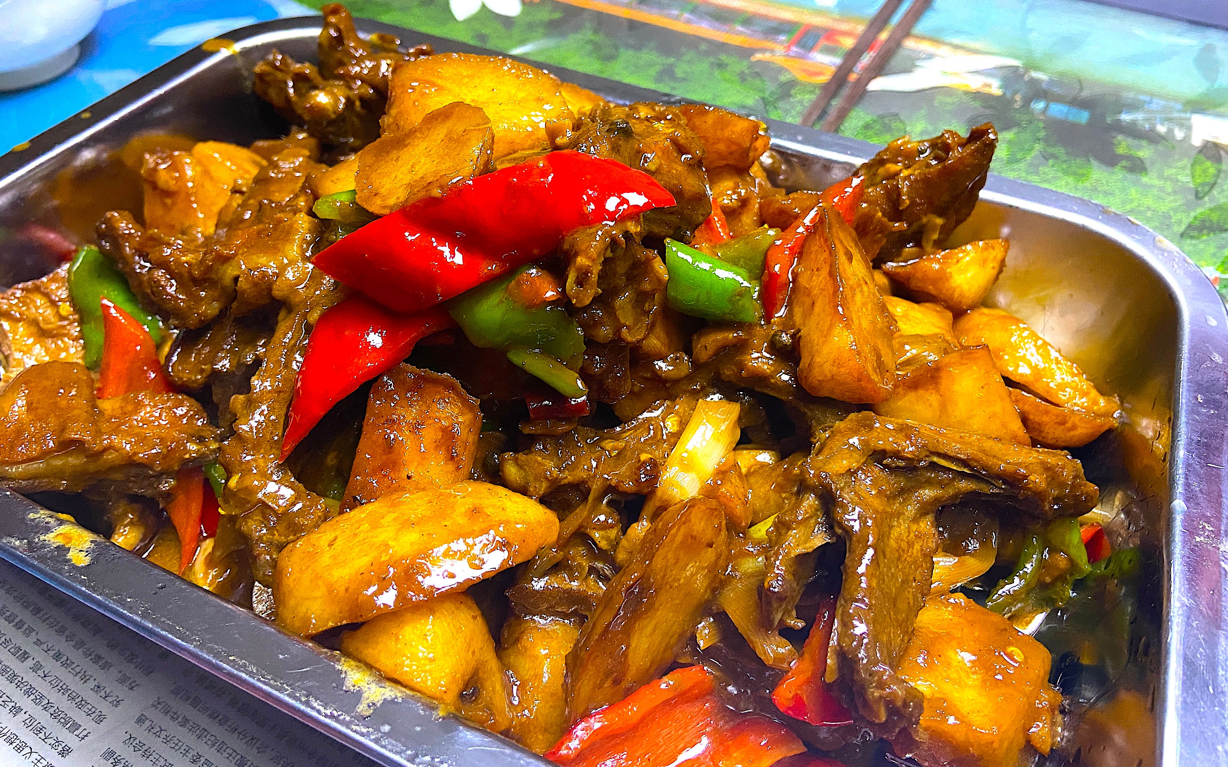 2斤羊排和土豆,小哥做"黄焖羊排",出锅色香味十足,吃上一口太美味