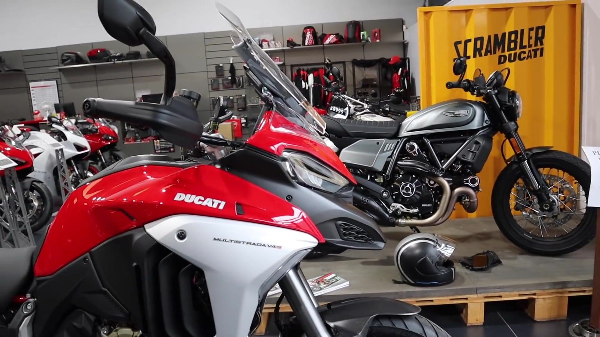 [图]New Ducati Multistrada V4s vs 1260s Time For A Change