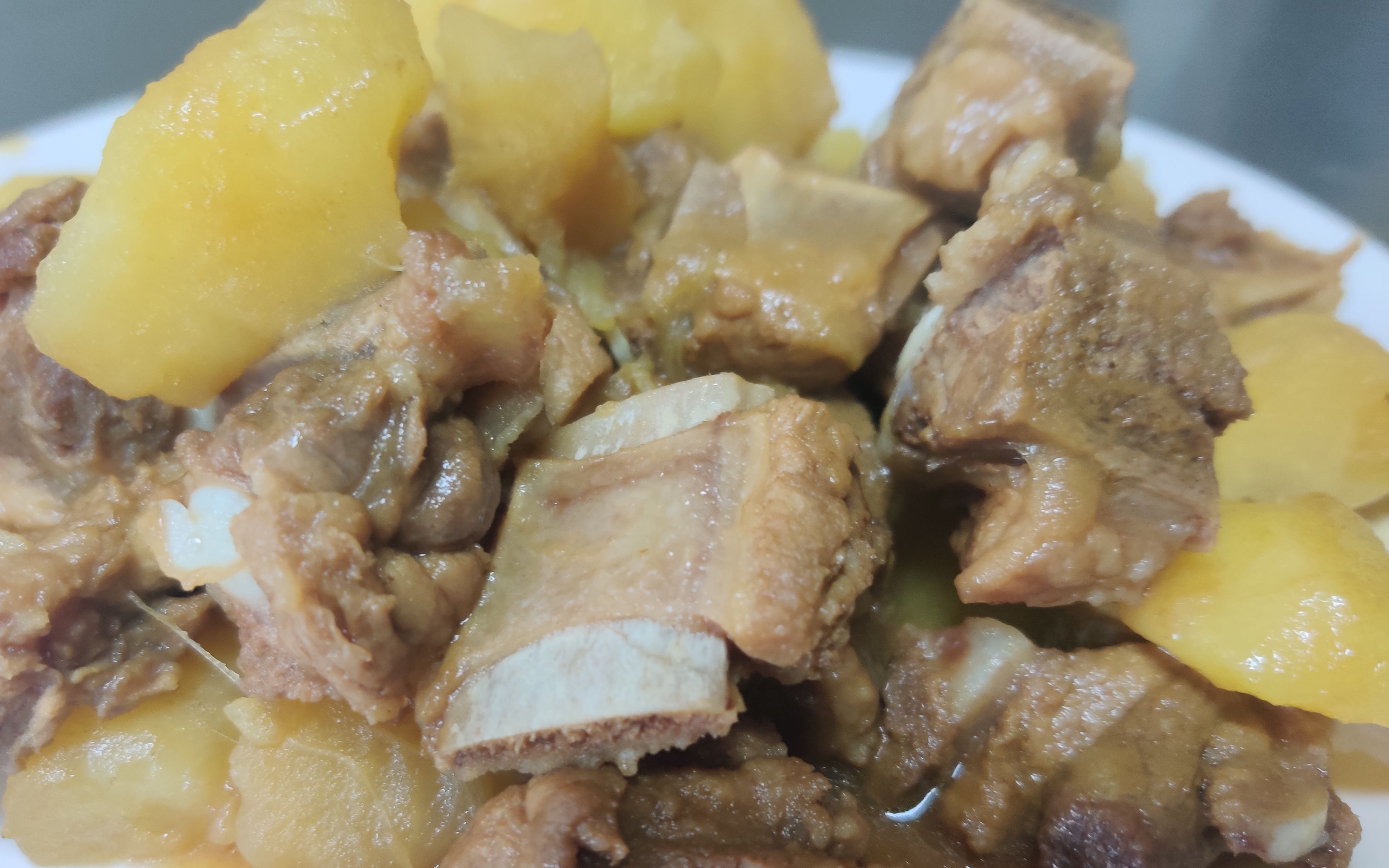 家常下饭菜"排骨炖土豆",色香味俱全,记得多准备一些米饭