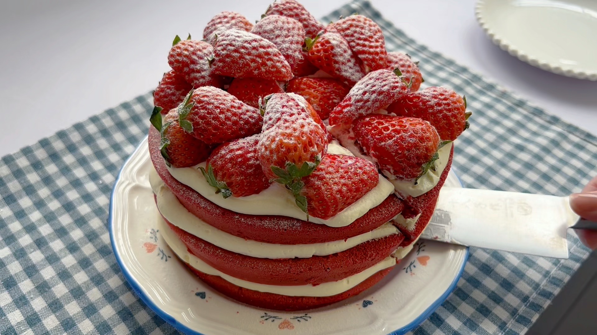 红红火火的满满草莓红丝绒蛋糕