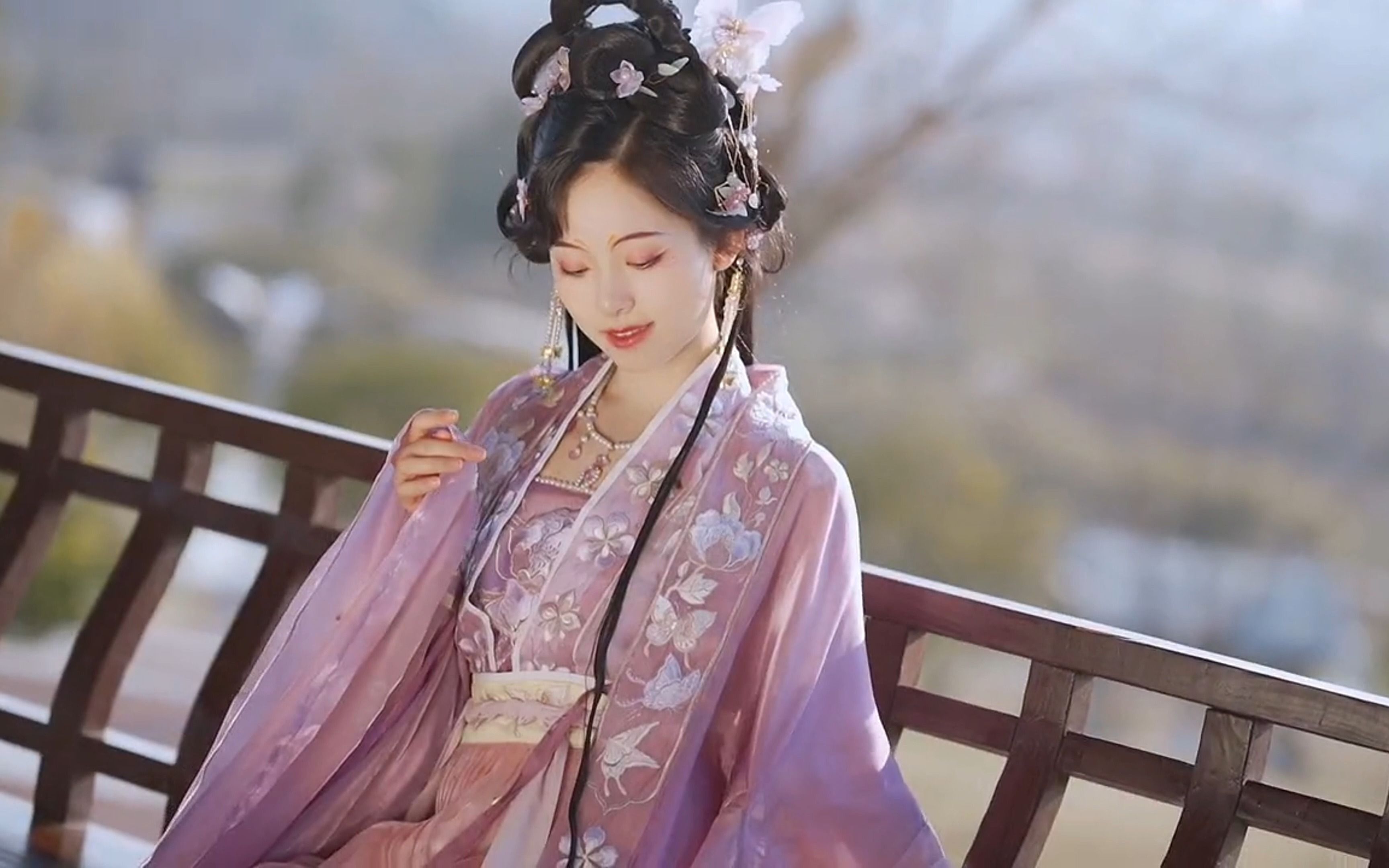 粉嫩的汉服,配上温婉的小姐姐,太美啦