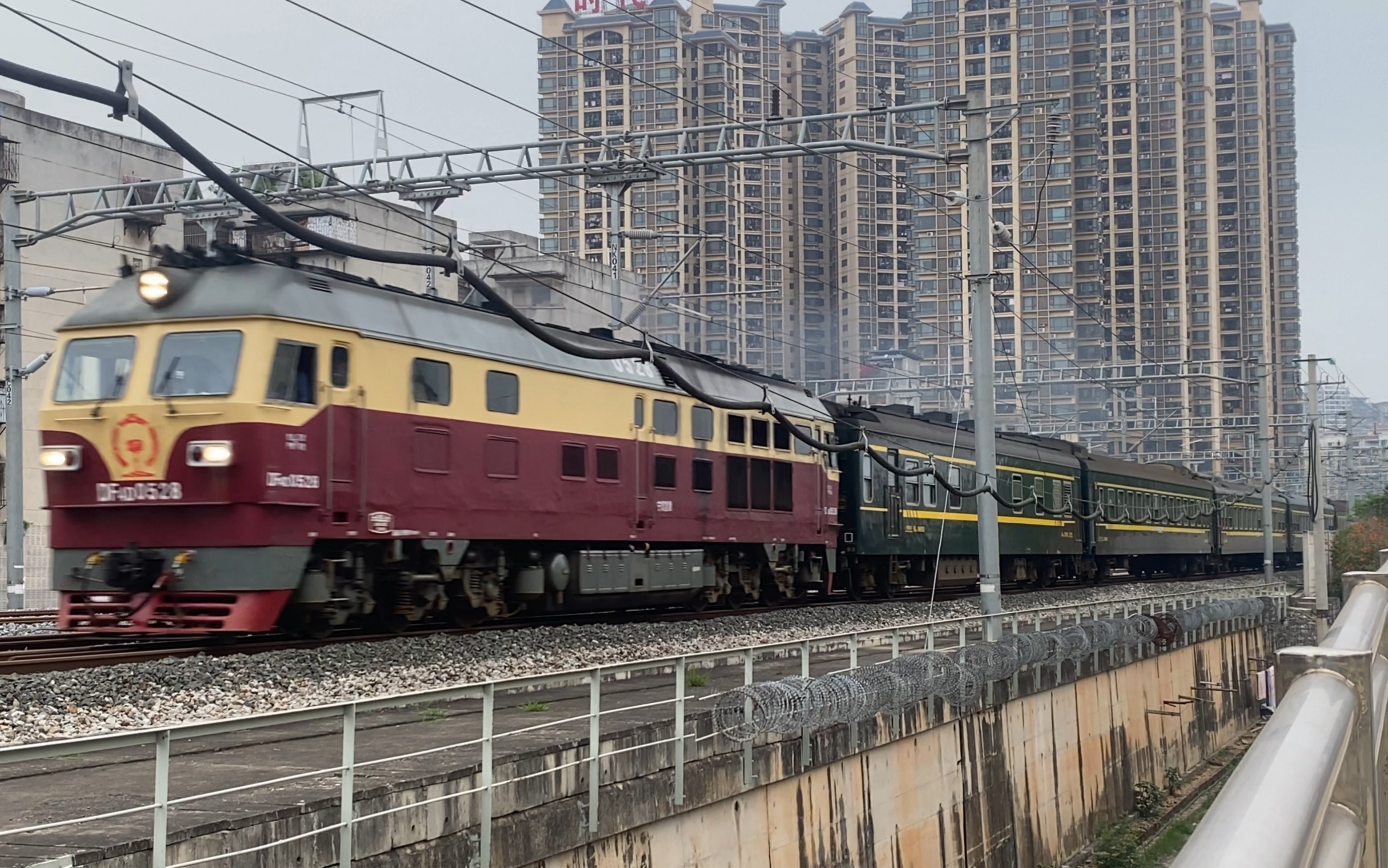 【中国铁路】宁局邕段df4d-0528牵引客车5511(南宁-凭祥)列为附挂