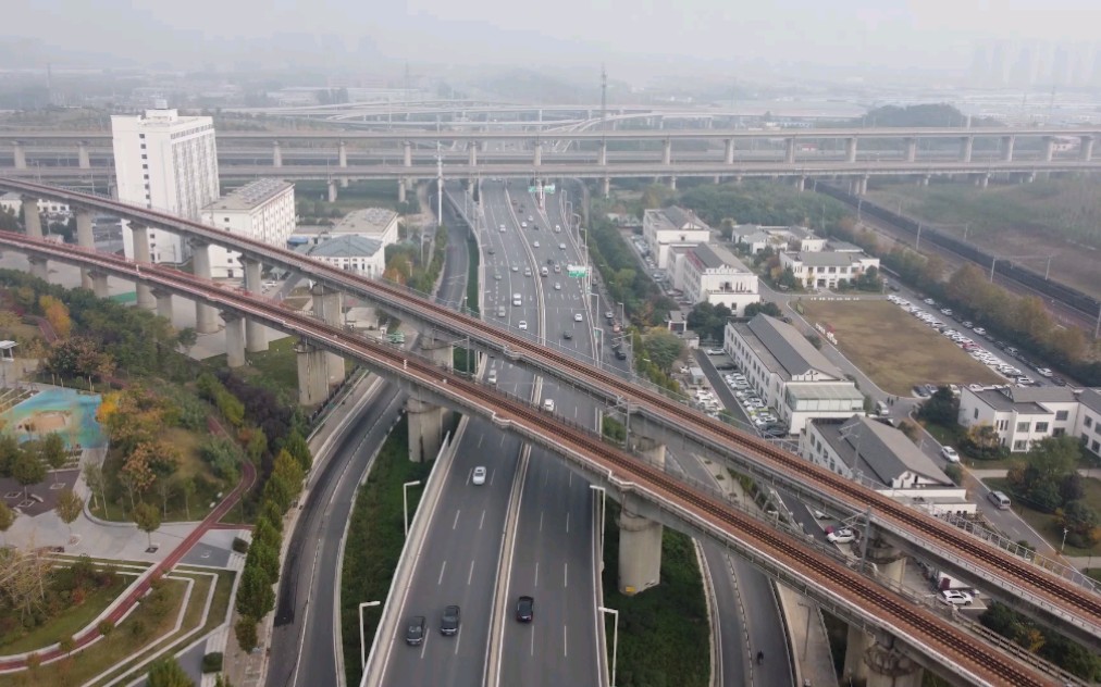 雾霾朦胧中的陇海高架快速通道