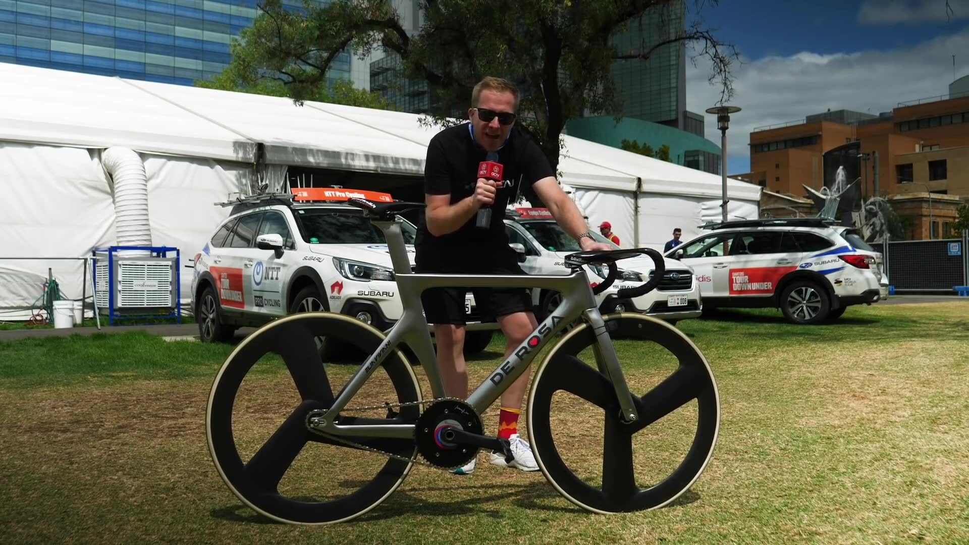 维维亚尼参加东京奥运会用的de rosa场地车