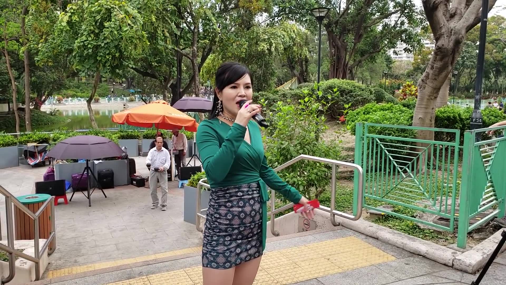 街头艺人小红深情演唱《似是故人来》,人美歌甜观众嗨翻天_哔哩哔哩