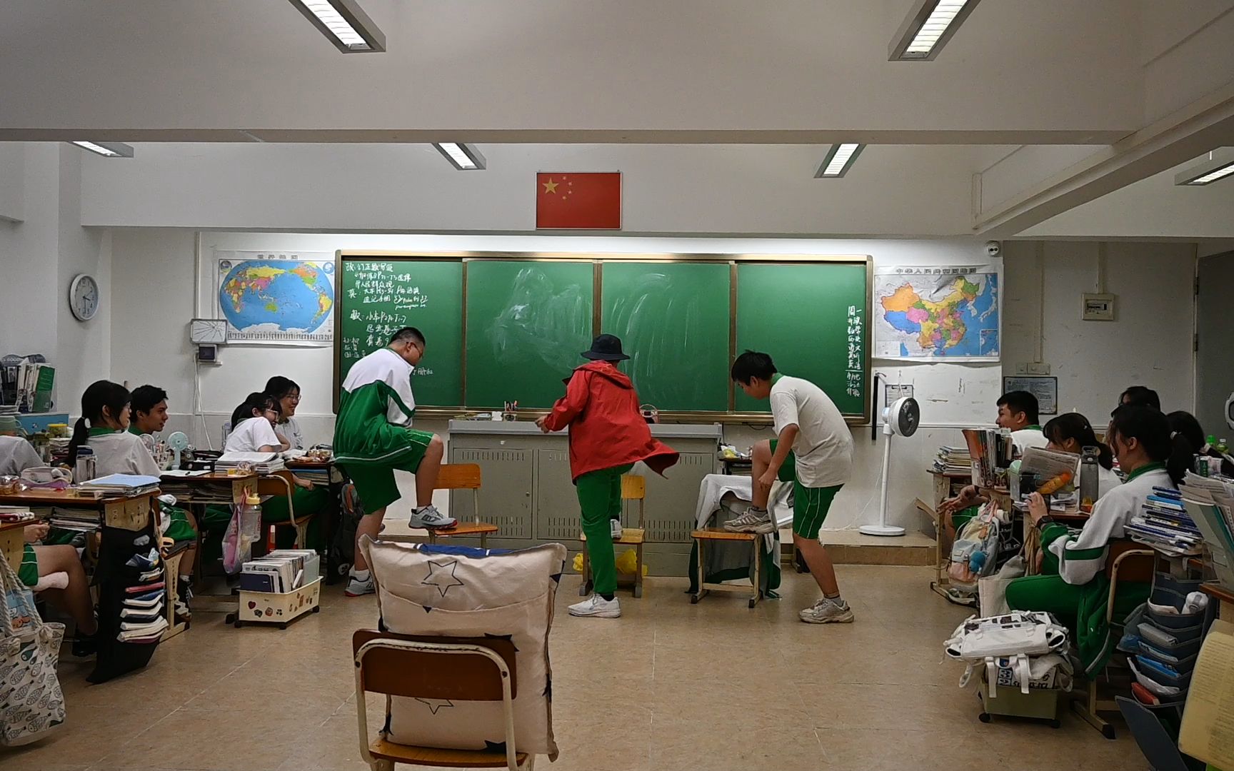 [图]《一个无政府主义者的意外死亡》广州市育才中学高三十班中秋国庆晚会节目